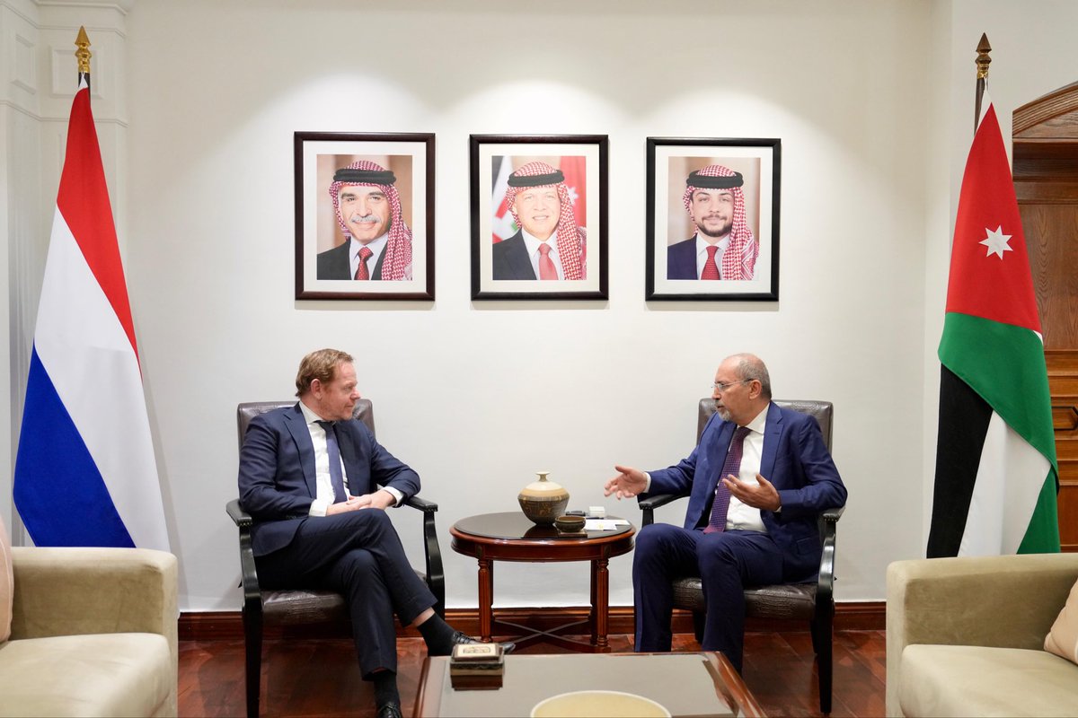 ForeignMinistry's tweet image. يجري الآن نائب رئيس الوزراء ووزير الخارجية وشؤون المغتربين أيمن الصفدي @AymanHsafadi مباحثات موسّعة مع وزير خارجية مملكة هولندا ديفيد فان فيل @ministerBZ، في مقر الوزارة.

#الأردن
#هولندا

🇳🇱🇯🇴