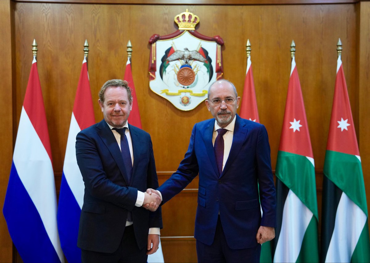 ForeignMinistry's tweet image. يجري الآن نائب رئيس الوزراء ووزير الخارجية وشؤون المغتربين أيمن الصفدي @AymanHsafadi مباحثات موسّعة مع وزير خارجية مملكة هولندا ديفيد فان فيل @ministerBZ، في مقر الوزارة.

#الأردن
#هولندا

🇳🇱🇯🇴