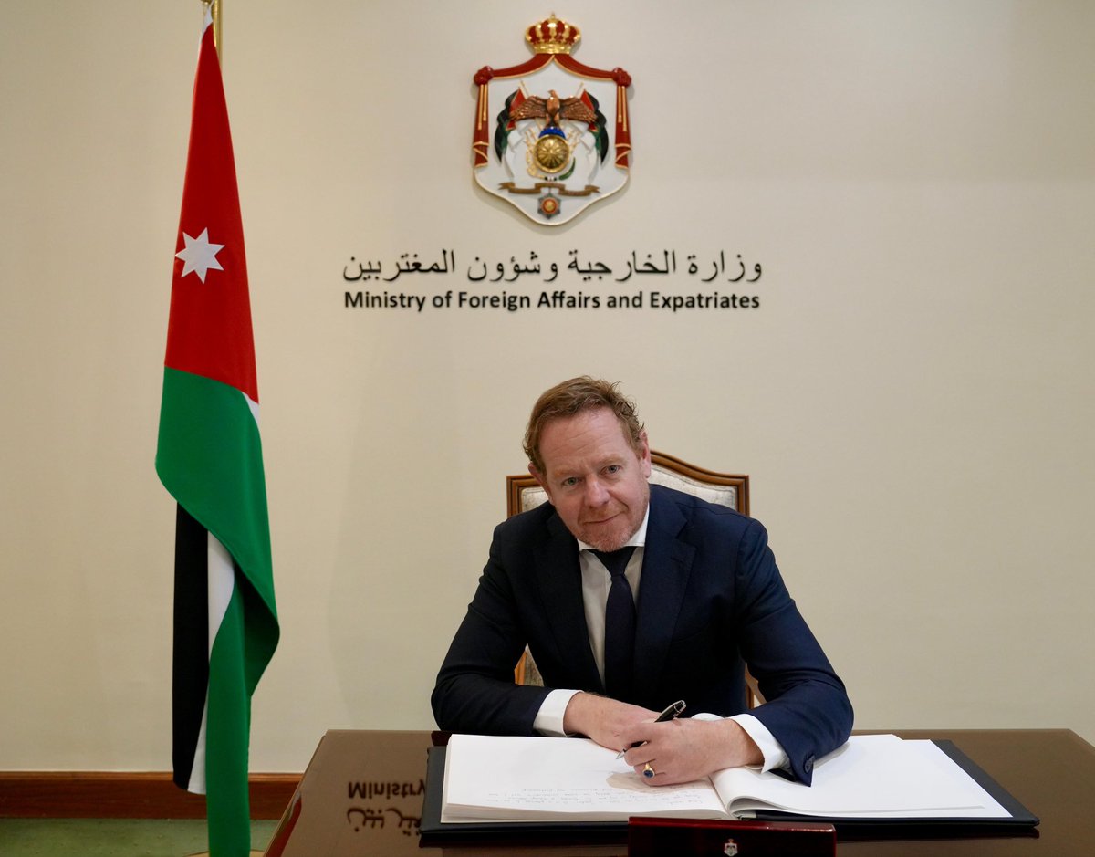 ForeignMinistry's tweet image. يجري الآن نائب رئيس الوزراء ووزير الخارجية وشؤون المغتربين أيمن الصفدي @AymanHsafadi مباحثات موسّعة مع وزير خارجية مملكة هولندا ديفيد فان فيل @ministerBZ، في مقر الوزارة.

#الأردن
#هولندا

🇳🇱🇯🇴