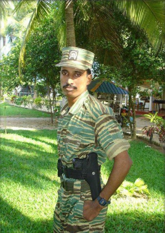 nanthan_ananth's tweet photo. எல்லாளன் நடவடிக்கையில் முக்கியபங்காற்றிய லெப்.கேணல் தமிழ்மாறன்….!
“எல்லாளன்”  நடவடிக்கையில் முக்கிய பங்காற்றிய லெப்.கேணல் தமிழ்மாறன்….!

அமைதியான அதிகாலைப்பொழுது ஆரவாரமாய்ப் புலர்கிறது. 22.10.2007 அன்றைய நாளை தமிழ் மக்கள் மட்டுமல்ல, சிங்கள மக்களும் ஏன் உலக இராணுவ வல்லுனர்களும் இலகுவில் மறந்து விடமாட்டார்கள். எல்லாளனைத் தோற்கடித்ததாகப் பெருமைகொண்ட சிங்கள இனத்திற்கு, யார் எல்லாளன் என்பதை தமிழீழத் தேசியத்தலைவர் காண்பித்த நாள் அது. ஆம் உண்மையில் இந்த உலகமும் எல்லாளனை அறிந்துகொண்டது அந்த நாளில்தான்.
இந்த எல்லாளன் நடவடிக்கை ஒரு சில மணி நேரங்களுக்குள் நடந்து முடிந்துவிட்டபோதும், இதற்கான திட்டமிடல்களும், பயிற்சிகளும், வேவுகளும் மிக நீண்ட காலமாக இடம்பெற்றன. இந்த வெற்றிக்காக கொடுக்கப்பட்ட விலையும் மிகவும் அதிகம். இந்த வெற்றிக்காக 21 அற்புதமான போராளிகள் தங்கள் உயிர்களை விலையாகக் கொடுத்திருக்கின்றார்கள். இவர்களின் உயிர்த்தியாகமும், இந்தத் தாக்குதலுக்கான காத்திருப்புகளும், விட்டுக்கொடுப்புக்களும், இழப்புக்களும் வீண்போகவில்லை, வீண்போகவும் மாட்டாது. மிக கடுமையான பாதுகாப்பு வலயங்களை அமைத்து, சிங்களம் அசைக்கமுடியாத கோட்டையாகக் கருதிய வான்படைத் தளத்தை அழித்த வரலாறும் அதிஉன்னத தியாகமும் தமிழர் வரலாற்றில் பொறித்த பெருவீரமாகும்.
ஒரு ஆண்டிற்கும் மேற்பட்ட கடும்  வேவுப்பணியிலும் பயிற்சியிலும் தான் இந்த எல்லாளன் பிறப்பெடுத்தான். இதற்கான வேவு நடவடிக்கைகள் ஒரு ஆண்டு கடந்தும் நடைபெற்றன. வேவுப் போராளிகளின் நடவடிக்கையினால்தான் அந்தப் பிரமாண்டமான தளத்தின் பல உண்மைகள் கொண்டுவந்து சேர்க்கப்பட்டன. அநுராதபுரம் விமானப்படைத் தளத்திற்கான வேவு நடவடிக்கைக்கென சிறப்பு அணியாக நான்கு பேர் கொண்ட வேவு அணி ஒன்று உருவாக்கப்பட்டிருந்தது. அந்த வேவு அணியின் பொறுப்பாளராக லெப்.கேணல் தமிழ்மாறன் நியமிக்கப்பட்டிருந்தார்.
அநுராதபுர வான்படைத் தளத்தினை முழுமையாக வேவு அணியினர் கண்காணித்து ஒளிப்படம் (வீடியோ) எடுத்து, எங்கு எங்கு காவலரண்கள் இருக்கின்றன. அங்கு பொருத்தப்பட்ட ஆயுதங்கள் என்ன, எந்த எந்தப் பகுதிகளில் விமானங்கள் தரித்து நிக்கின்றன என்பன தொடர்பான முழுமையான தகவல்கள் வேவு அணியினரால் சேகரிக்கப்பட்டிருந்தது. இந்தத் தகவல்களை உள்வாங்கி எல்லாளன் நடவடிக்கைகான செயற்திட்டங்கள் தமிழீழ தேசியத் தலைவரால் நேரடியாக வகுக்கப்பட்டு, படையப் புலனாய்வுத்துறை பொறுப்பாளராக இருந்த றெட்ணம் மாஸ்ரர் அவர்களிடம் ஒப்படைக்கப்பட்டிருந்தது.
இந்தத் தாக்குதலுக்காக 21 கரும்புலிப் போராளிகள் தேர்ந்தெடுக்கப்பட்டிருந்தனர். அத்துடன், இந்தத் தாக்குதலுக்கான திட்டம் வெளியில் மட்டுமல்ல போராளிகளின் உயர் மட்டங்களில் கூட தெரியாத அளவிற்கு மிகவும் இரகசியம் காக்கப்பட்டிருந்தது. இந்தத் தாக்குதலுக்காக ஒருங்கிணைக்கப்பட்டிருந்த 21 கரும்புலி போராளிகளிடமும் தாக்குதலுக்கான திட்டங்கள் நேரடியாக விபரிக்கப்படும். இந்தத் தகவல்களை உள்வாங்கி தாக்குதல் திட்டங்களை இந்த அணிக்கு பொறுப்பாக நியமிக்கப்பட்டிருந்த சிறப்பு கரும்புலி லெப்.கேணல் இளங்கோ ஏனைய கரும்புலிப் போராளிகளுக்கும் அத்திட்டத்தை புரியவைப்பான்.
இந்தக் கரும்புலி அணியினருக்கான பயிற்சிகள் ‘அல்பா-4’ என்ற பயிற்சித் தளத்தில் சிறப்புற ஒழுங்கமைக்கப்பட்ட இடங்களில் நடைபெற்றுக்கொண்டிருந்தது. சில தேவைகள் கருதி வேறு இடங்களிலும் நகர்வுப் பயிற்சிகள் நடைபெற்றுக்கொண்டிருந்தன. பயிற்சி ஆசிரியருடன் லெப்.கேணல் இளங்கோவும் ஒரு பயிற்சி ஆசிரியராக அன்று செயற்பட்டுக்கொண்டிருந்தான்.
இந்நிலையில் தாக்குதலுக்கு முன்னான மாற்றங்கள் குறித்து அறிந்துகொள்வதற்காக அநுராதபுர வான்படைத் தளத்திற்கான இறுதி வேவு நடவடிக்கை லெப்.கேணல் தமிழ்மாறன் தலைமையிலான வேவு அணியினர் மேற்கொண்டிருந்தார்கள். அந்த இறுதி வேவு நடவடிக்கையே 8 மாத காலப்பகுதியாக நடைபெற்றது.
அனைத்து தரவுகளும் உறுதிப்படுத்திக்கொண்டு, இறுதி வேவு பார்த்துவிட்டு தளம் திரும்பிக் கொண்டிருக்கையில்தான் அந்த வெடிவிபத்து இடம்பெற்றது. சிங்களக் கிராமங்களின் ஊடாக அனுராதபுர காட்டுப்பகுதியில் வேவுப் போராளிகள் சென்றுகொண்டிருந்தபோது, அந்தபகுதியில் பொருத்தி வைக்கப்பட்டிருந்த கட்டுக்குழல் துவக்கில் அகப்பட்டு தமிழ்மாறன் காயம் அடைகின்றான். காயத்துக்கான முதலுதவியுடன் விடுதலைப் புலிகளின் கட்டுப்பாட்டு பகுதி நோக்கி வேவு அணியினர் நகர்கின்றார்கள். இவர்களின் வருகைக்காக அன்று மன்னார் மாவட்டத்தின் எல்லைப் பகுதி ஒன்றில் தளபதி றெட்ணம் மாஸ்ரர் அவர்களும், லெப்.கேணல் இளங்கோவும் காத்திருக்கின்றார்கள்.
அடம்பன் பகுதியில் வேவு அணியினர் இவர்களை சந்திக்கின்றார்கள். அங்கிருந்து வாகனம் ஒன்றில் கிளிநொச்சி நோக்கி பயணத்தை தொடர்கின்றார்கள்.
#ஒளிக்கீற்று