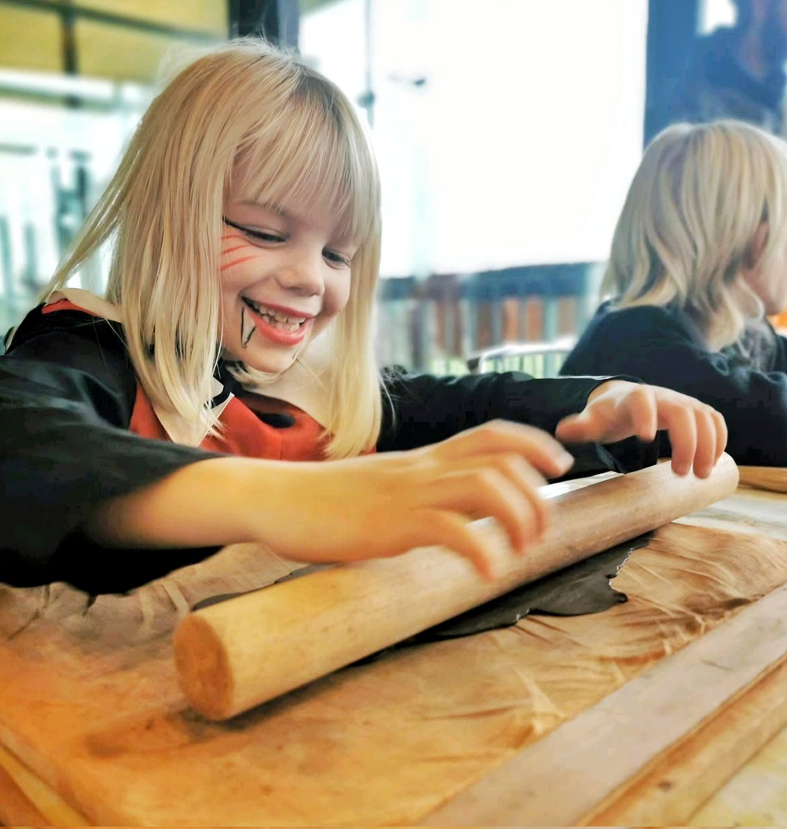 🔵 𝗠𝗢𝗡𝗦𝗧𝗥𝗘𝗦 𝗖𝗥𝗘𝗔𝗧𝗜𝗙𝗦 🕷 | Les esprits s’agitent et les petits doigts s’affairent ! Place aux ateliers bricolages d’Halloween ! 🦇 #Halloween 

📅 Mardis, jeudis et samedis (à 14h) jusqu'au 2 novembre 2025
⚠️ Sur réservation !
🌐 bit.ly/ToussaintCassi…