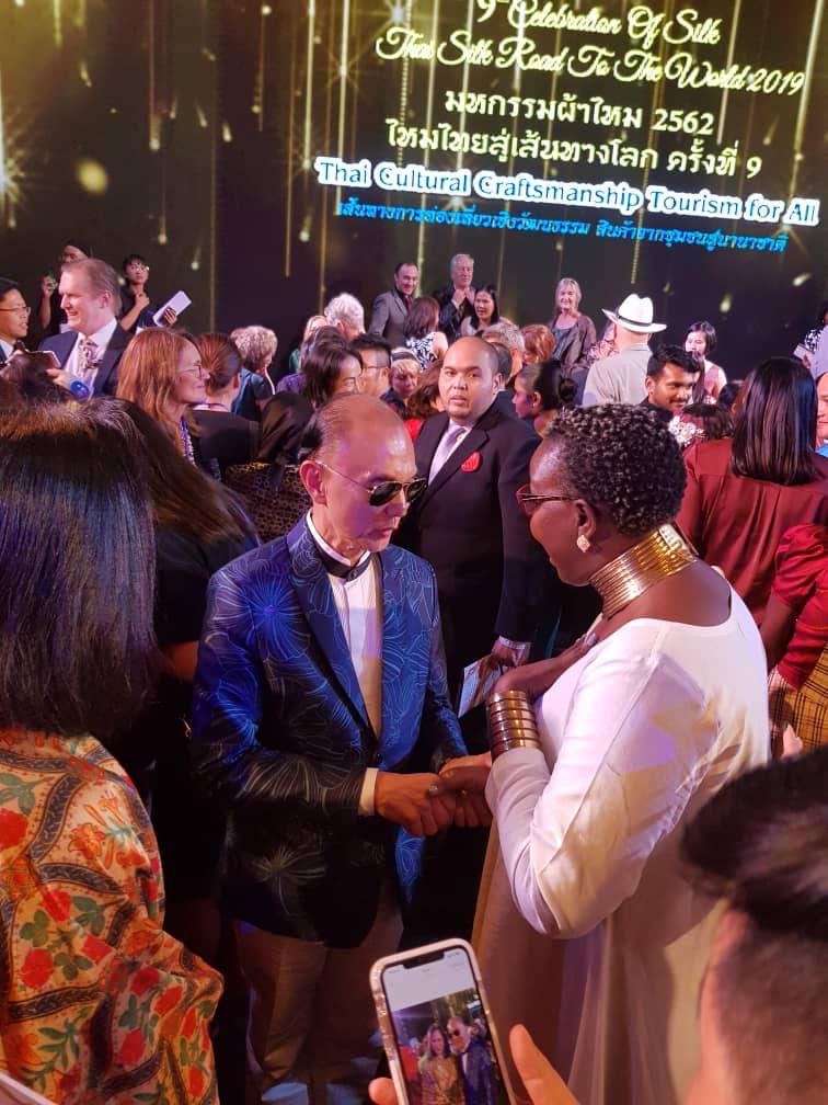 SantaAnzo1's tweet photo. It was an absolute honour meeting and showcasing #ARAPAPAbySantaANZO alongside world acclaimed fashion designer #JMMYCHOO
We discussed future collaborations.
#GlobalCollaborations
@ARAPAPA01 
 @jimmychoo 
@TugumeNelsonO @OfwonoOpondo @Opiaiya @DuncanAbigaba @rkabushenga https://t.co/Er5Aoxo82F