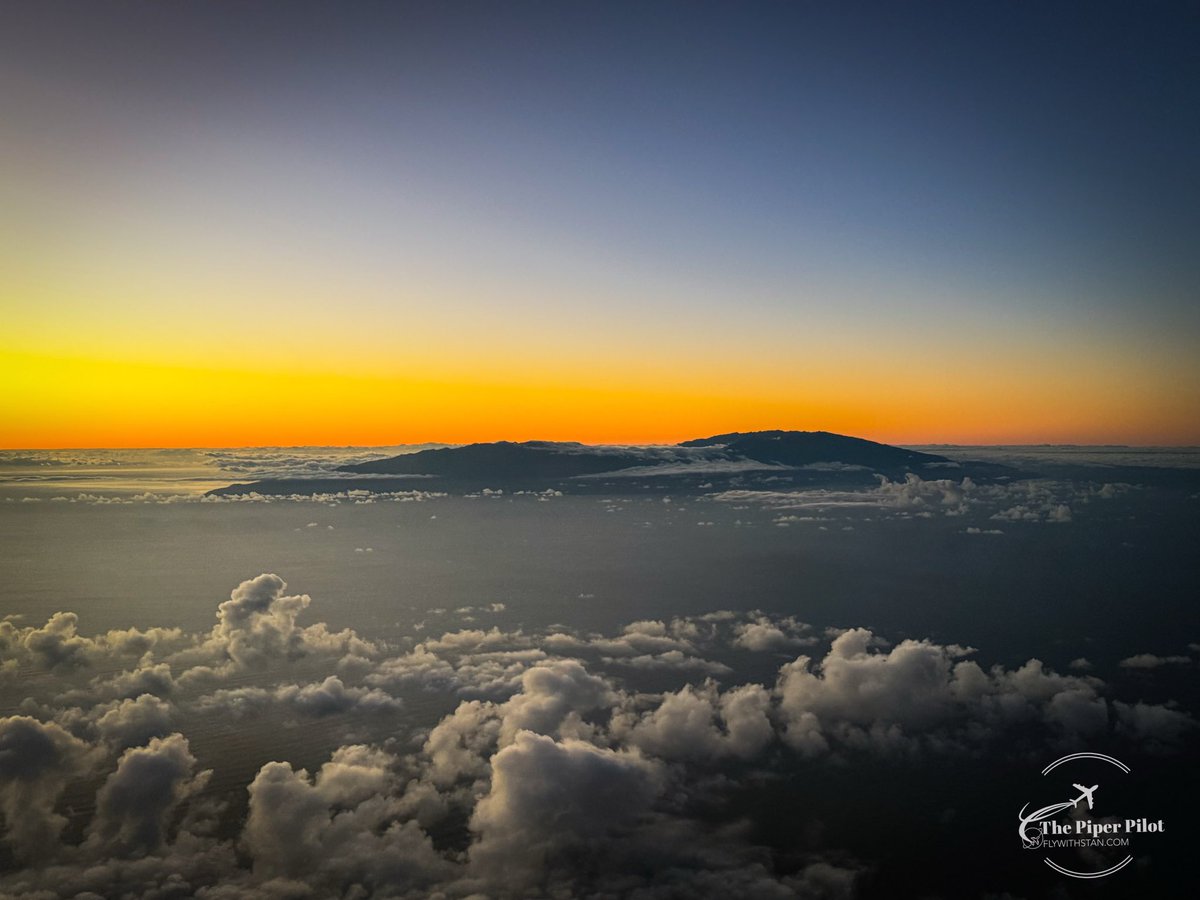 La Palma on the horizon 🌅 And yes, sunsets are magic from up here 😊 #lapalma #sunset #horizon #avgeek #canaries