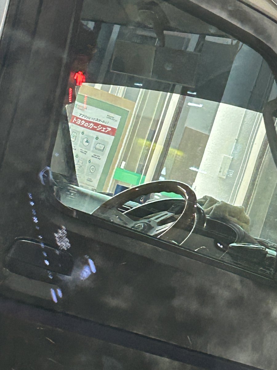 隣の軽トラ、ハンドル2個ついてる笑