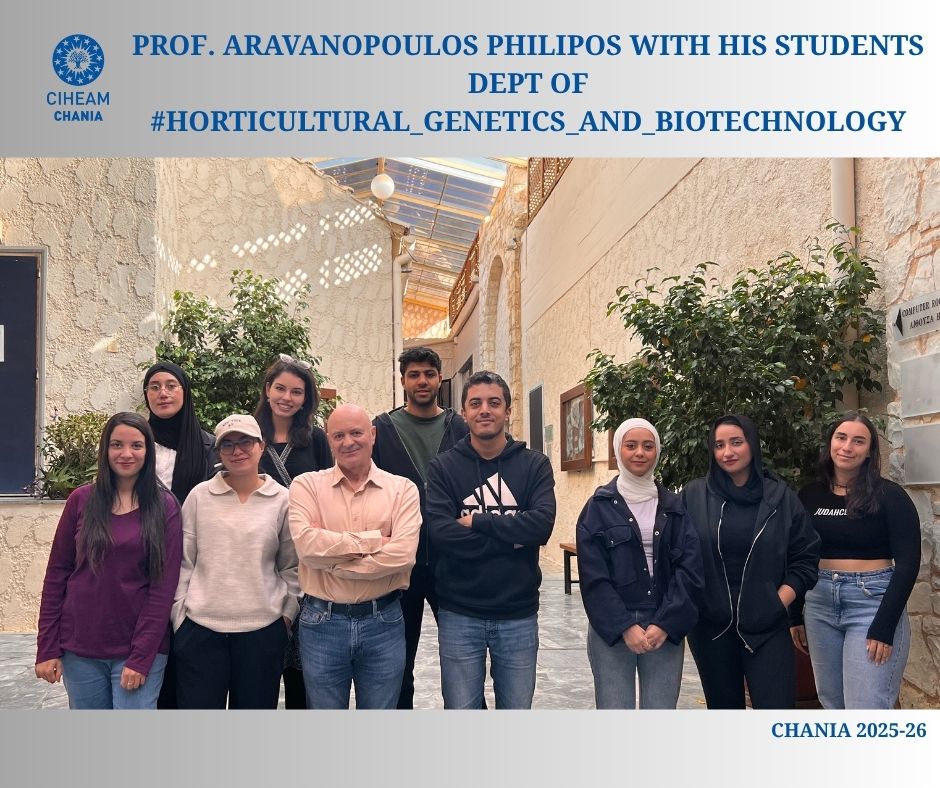 🌿 Prof. Aravanopoulos Philippos, Visiting Professor at CIHEAM/MAICh, teaches the course “Genetics.”
📸 In the photo: Prof. Aravanopoulos with the students of the Department of Horticultural Genetics and Biotechnology.