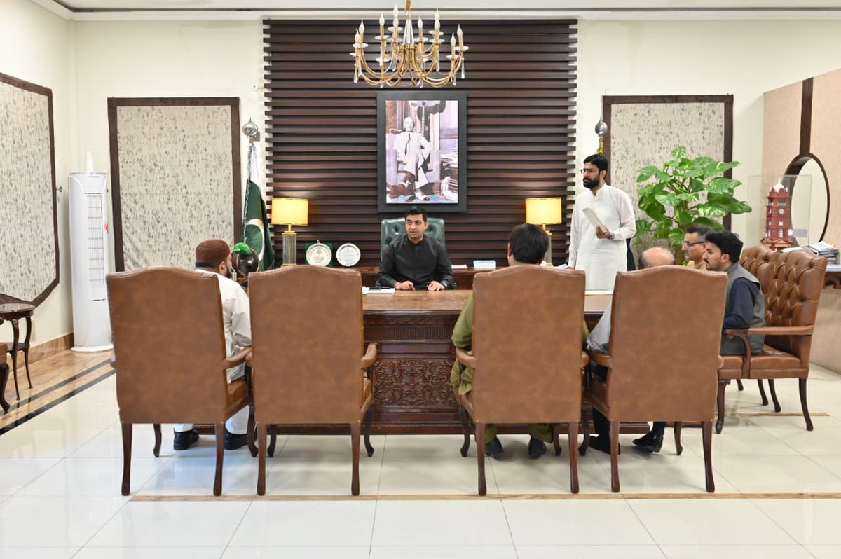 ڈپٹی کمشنر کیپٹن (ر) ندیم ناصر نے پبلک ڈیلنگ کے دوران اپنے دفتر میں آنے والے شہریوں سے ملاقات کی اور ان کے مسائل سنے۔
<a href="/GovtofPunjabPK/">Government of Punjab</a> 
<a href="/MaryamNSharif/">Maryam Nawaz Sharif</a> 
<a href="/TeamMNSharif/">Team MNS</a> 
#GovtOfPunjab #cmpunjabmaryamnawazsharif #CSPunjab #CMpunjabofficial #DCFaisalabad #deputycommissionerfaisalabad