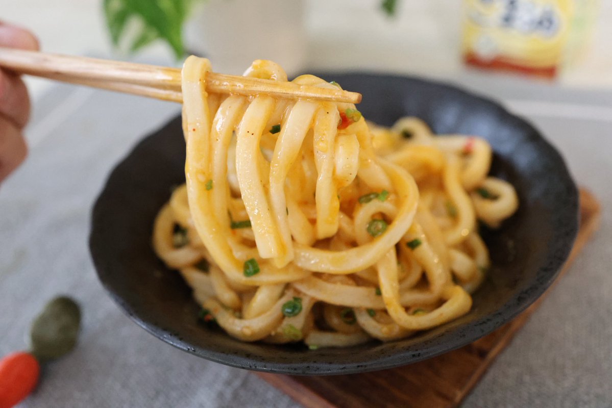 レンジひとつで完成！香ばしピリ辛まぜうどん。
ごま油の香りと豆板醤の辛みが食欲を刺激する！