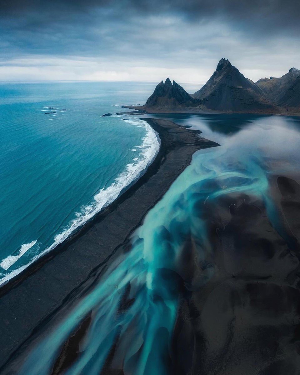 earthcurated's tweet photo. Glacier rivers spilling across the black sand beaches of Iceland. https://t.co/O7illNIuEf