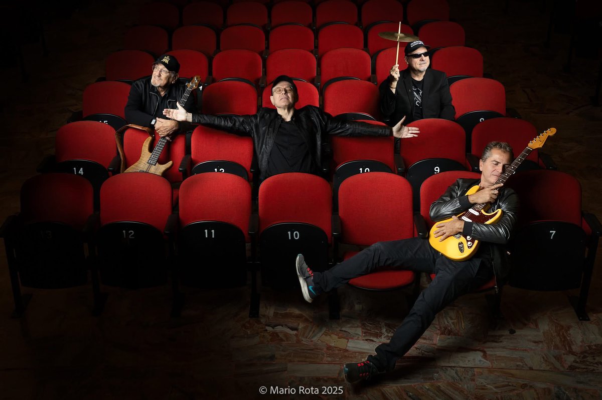 𝐈𝐍𝐓𝐄𝐋𝐋𝐈𝐆𝐄𝐍𝐙𝐀 𝐍𝐎𝐍 𝐀𝐑𝐓𝐈𝐅𝐈𝐂𝐈𝐀𝐋𝐄
Questa è la mia band fatta con la INA ovvero l’Intelligenza Non Artificiale. Noi suoniamo come un treno in corsa ogni sera su questa terra e non abbiamo bisogno di barare: il sudore ci frega sempre.
Foto reale di Mario Rota