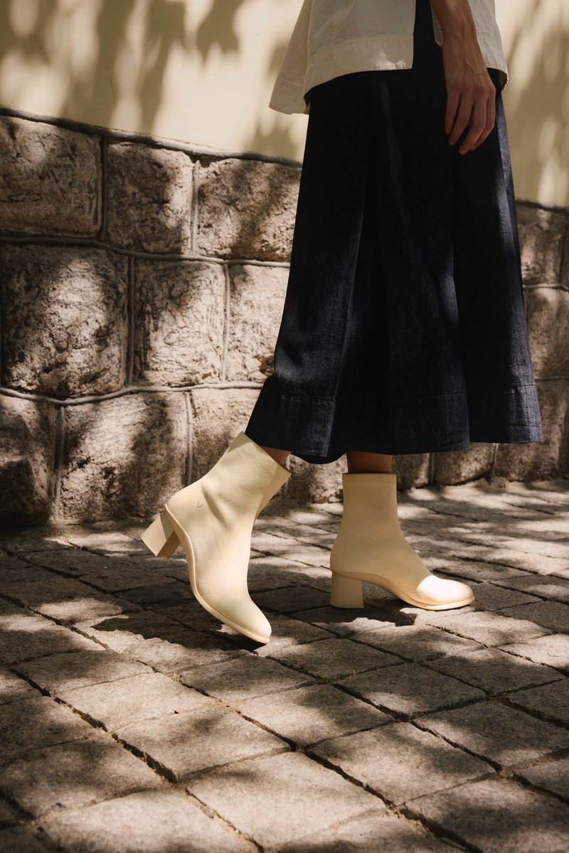 【Amanda】🌰

ヒールなのに、走りたくなる心地よさ🍂

柔らかくフィットする履き心地は一日中快適✨
エレガントなブロックヒールは安定感があり、
通勤から休日まで幅広く活躍します。

--------------------------

🔗 詳しくはこちら➡x.gd/hhYsv

--------------------------