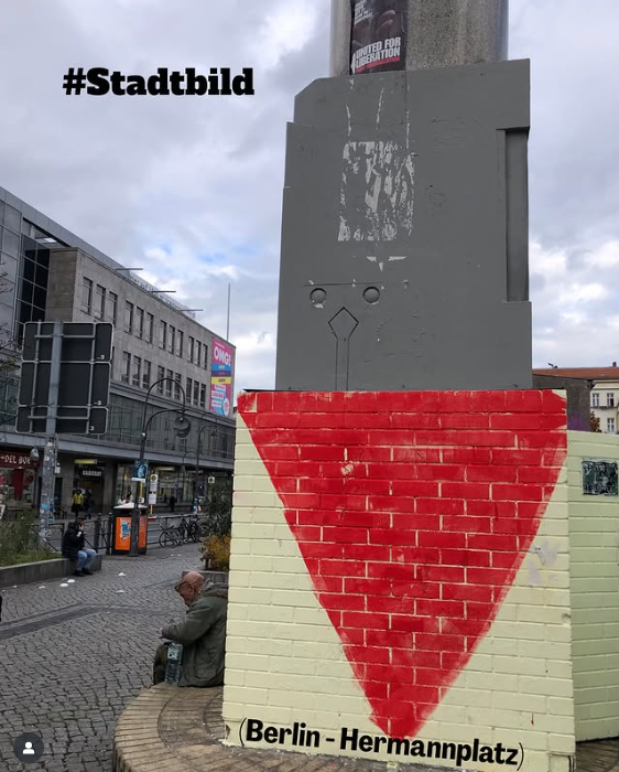 realTobyFlegel's tweet photo. The inverted #redTriangle is used as a symbol by the #terrorists of #Hamas and by pro-Palestinian protesters as arrows to indicate #Israeli military targets such as tanks, just before they are struck.

#Stadtbild #Berlin #Neukoelln #Hermannplatz #RotesDreieck #Neukölln https://t.co/41gZ4dQW1O