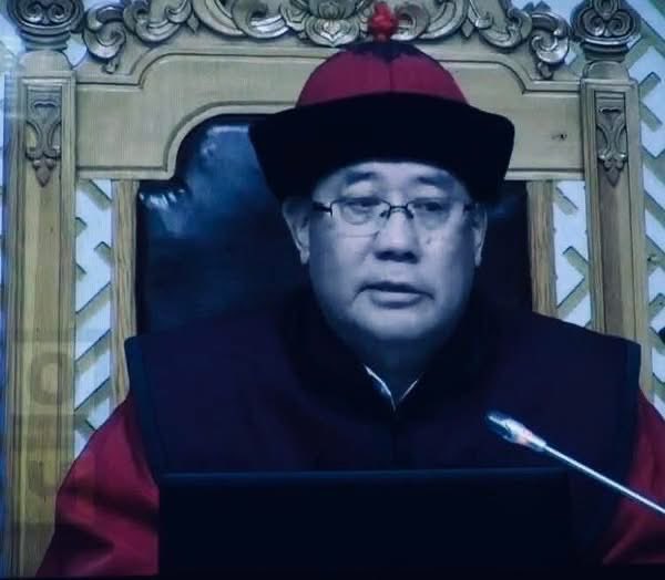 “Цэц”-д гаргасан санал, хүсэлтийг хурал даргалагч ганцаараа шийдээд байх юм. Уг нь нэг дарга биш, харин цэцийн 9 гишүүн зөвлөлдөөд, олонхоороо шийдвэрлэх ёстой. Цэцийн бусад 8 гишүүн хангах саналтай байсан байж болно. Хууль дээдлэх зарчим Цэцийн даргад ч хамаатай.