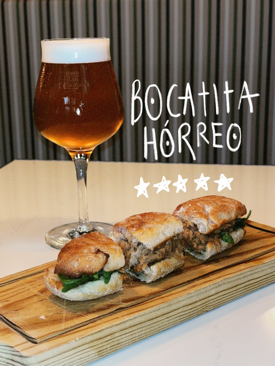LaTitaRivera's tweet photo. Nuestro bocatita de hórreo es más gallego que el Club Xabarín. Una combinación perfecta de chicharrones de #PiodoSaleiro con crema de queso ahumado de San Simón da Costa y rúcula en un pan de cristal calentito. ¡O mellor bocatita do mundo!
#cosechadegalicia #latitariveramadrid https://t.co/8DOUl1Z8q6