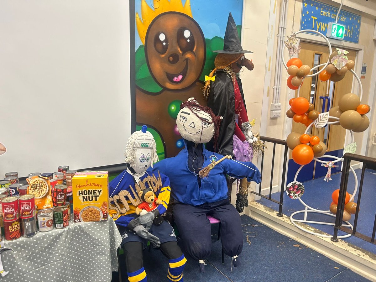 portmeadp's tweet photo. Our classes had a straw-tacular time creating scarecrows for a Harvest competition! 🍁✨ We loved seeing everyone’s creativity come to life… we wonder who will be the winner?? 🏆 #pmdp #pmdpea https://t.co/cC0dF5RMHX