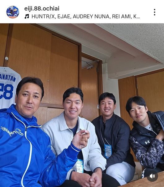 SSLIONSGOV9's tweet photo. ＂이 아이들이 자랑스럽다＂ 삼성 투수들의 영원한 스승, 가을 ��대 나선 제자 향한 뭉클한 응원 [PO4] (출처 : 네이버 스포츠) https://t.co/blGDJFS0Po https://t.co/wTBDQsH3Ip