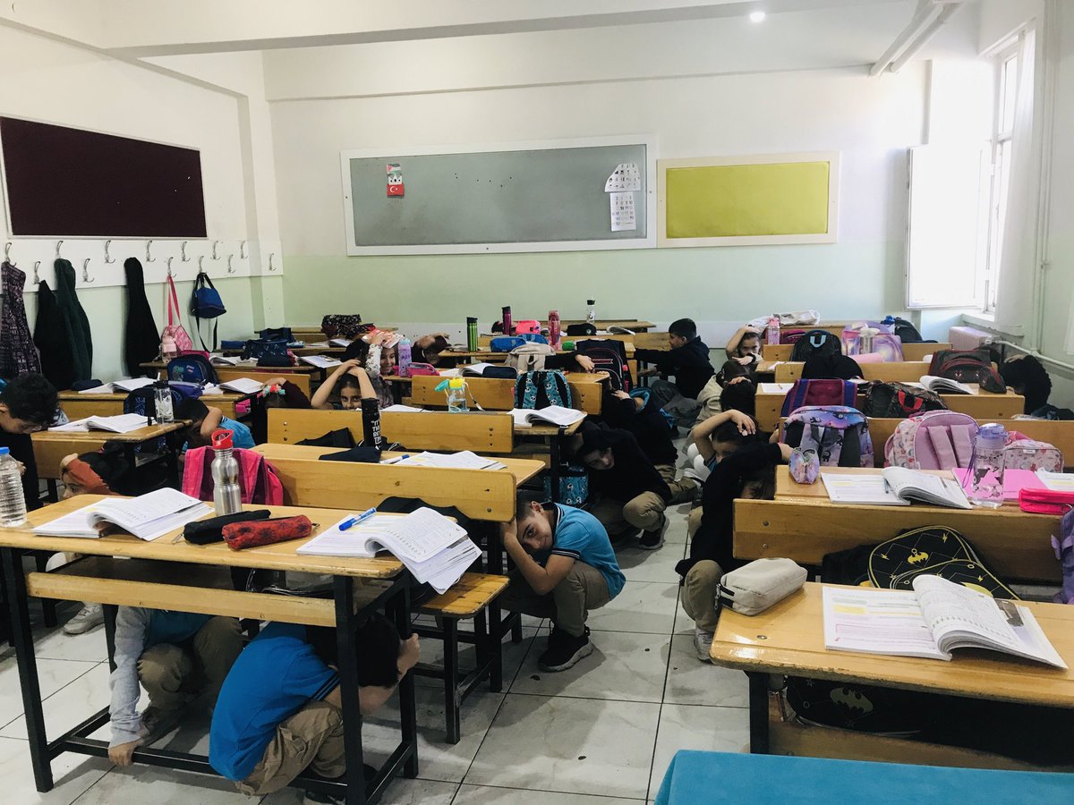 teacher_jasmin's tweet photo. Yeşil Vatan Afet Farkındalık Haftasında deprem tatbikatı yaptık. https://t.co/pGgs86DTUt