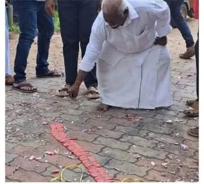 ManokaranPrasad's tweet photo. @Johni_raja செறுப்பு போட்டா பூமி மாதாவுக்கு மனசு வலிக்கும் ஆனா பூமி மாதா -++த்துல 1000 வாலா பட்டாசு வெடிக்கலாம் இல்லயா டா https://t.co/gpE1Cx4ZXz