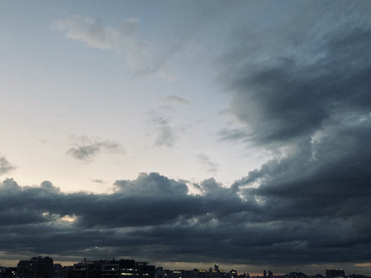 chokodark1's tweet image. 비가 올건가.. 
집에 오자마자 하늘을 보니 
먹구름이 가득하다. 

‘뜨거워진 다른 새가 또 날아오르고 
 그 새는 예전의 새를 기억하지 못하고’