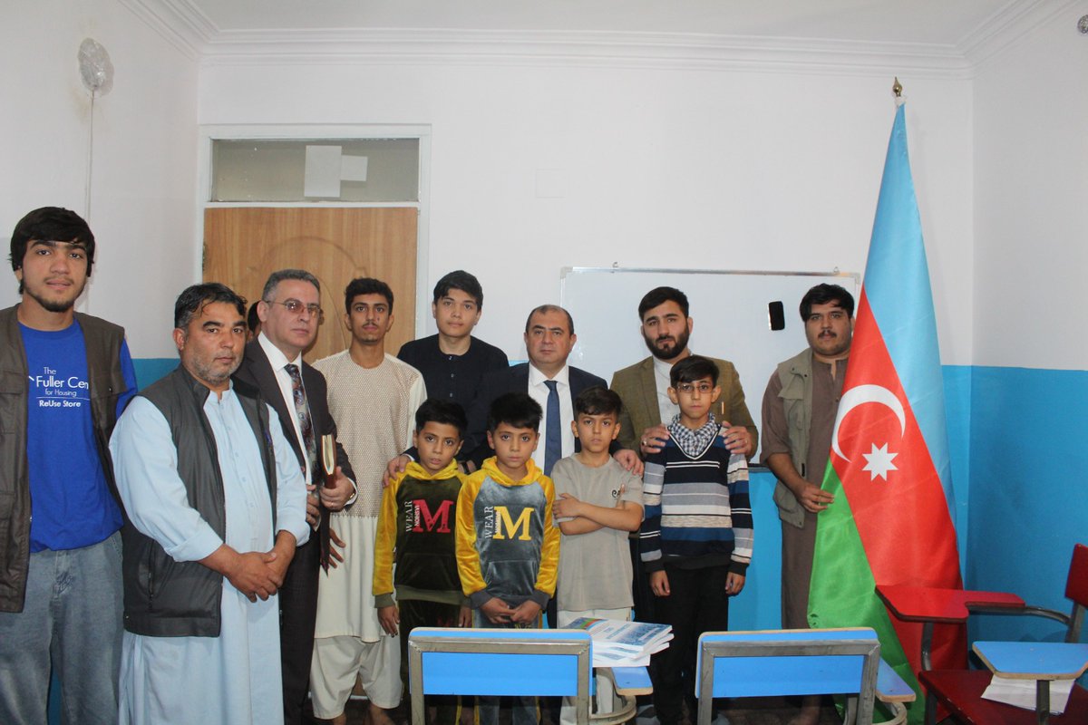 AzEmbAfgh's tweet image. AİDA-nın dəstəyi ilə yaradılmış "Əfşar Ulduzu" Tədris Mərkəzinə Səfirlik tərəfindən "Azərbaycan Dili" kitabları hədiyyə edildi