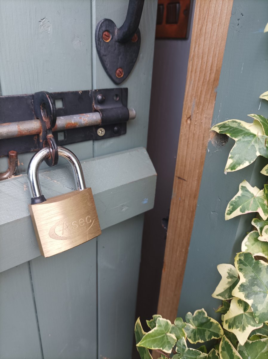 Asec Padlocks

Brass, discus, weatherproof—Asec padlocks lock it down, wherever you are.
Perfect for van stock and quick trade counter grabs.

#AskForAsec