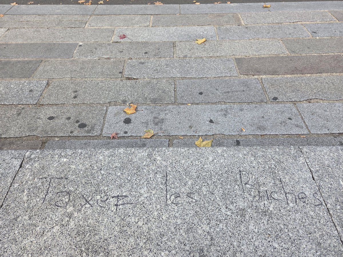 Dear Ms Reeves,
A budget message from Paris in photo. 'Taxez les Riches'. On the site of the Bastille. @rachelreevesmp