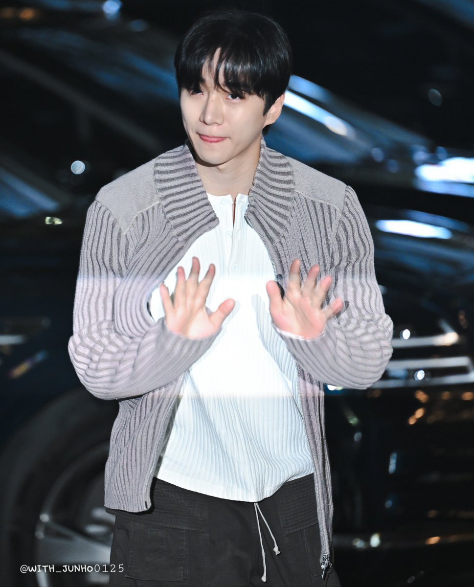 강(아지)태풍 사장님💛

251022 태풍상사 종방연
8개월 대장정 잘 마무리해서 다행이고 너무너무 고생많았어~
시청률 더더 오르길!
#이준호 #LEEJUNHO
#강태풍 #태풍상사
#TyphoonFamily
#O3CLTV #O3Collective 
#tvN토일드라마
#9시10분
#Netflix #TVING