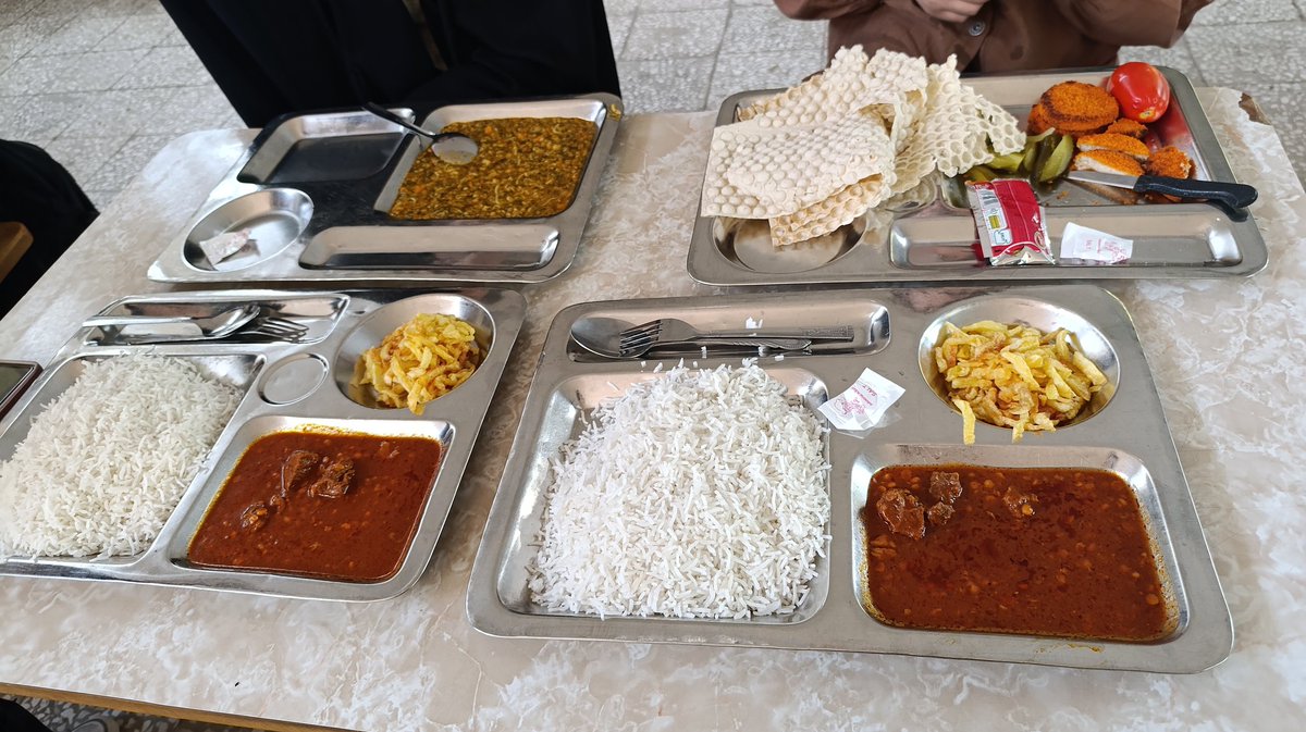 negin7342's tweet image. غذای سلف انقدر هم که گفتین بد نبود که🦦