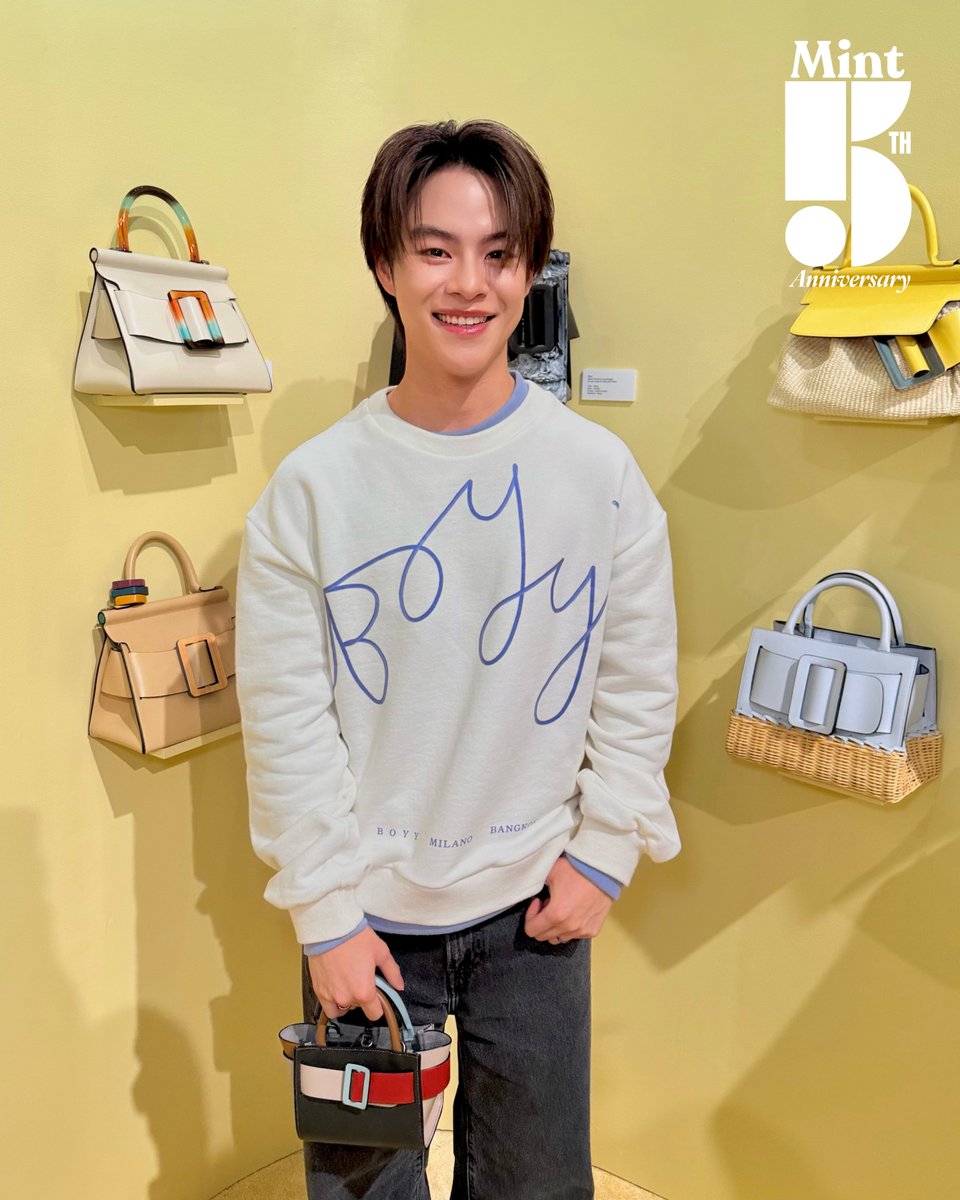 น่ารักมาก! #MintReports สแนปภาพหล่อคิ้วท์ของหนุ่ม ‘มาร์คคริส’ BUS ขณะที่มาร่วมชม BOYY 10 Years of Buckle exhibition พร้อมชวนแฟนๆ มาเช็คอินตั้งแต่วันนี้ - 16 พ.ย. 2025 ณ ชั้น G Central Embassy 💚

#BOYYxMARCKRIS 
#MARCKRIS #BUSbecauseofyouishine 
#MintMagTH