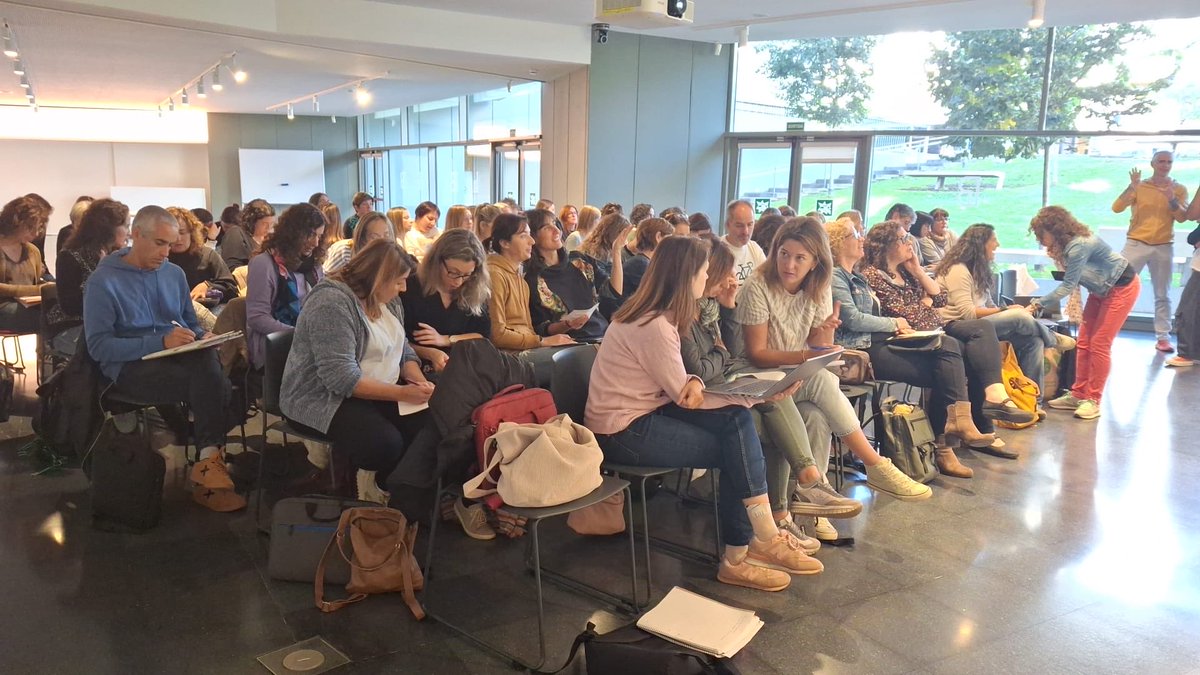 xarxaCb's tweet image. Avui totes les xarxes territorials ens hem despertat amb ganes de viure la 1a sessió de Xarxa del curs! Mirem el món, reflexionem i avancem plegats!
#XdC