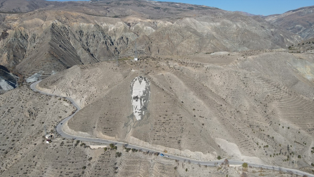 Erzincan Valisi Hamza Aydoğdu, Keşiş Dağları eteğindeki Işıkpınar mevkisinde 7 bin 500 metrekare alanda 600 ton taş, 210 ton harç ve 200 ton boya kullanarak 176 metre uzunluğunda yapılan Atatürk portresinin bakımının yapılacağını, gerekli kaynakların tedarik edildiğini açıkladı.