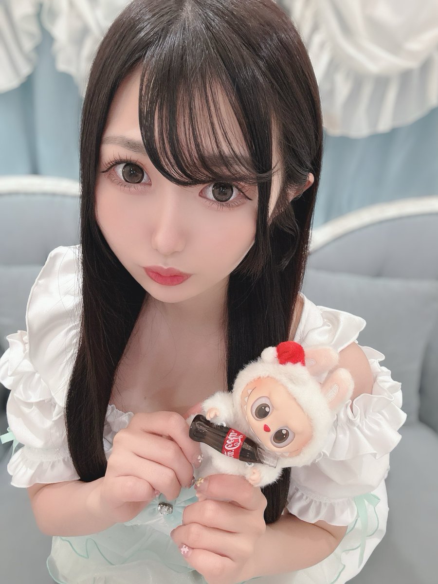 夢子ログインです！🥤
前髪邪魔すぎて今すぐ切りたい🥹
あ！明日オリシャンご予約締切です🥂
ご予約ください🥹💗(切実)

またりスタート🌟
とってもとってもお待ちしてます😖💘

#コンカフェ #メイド #日本橋 #オタロード #1mmでもいいなと思ったらいいね