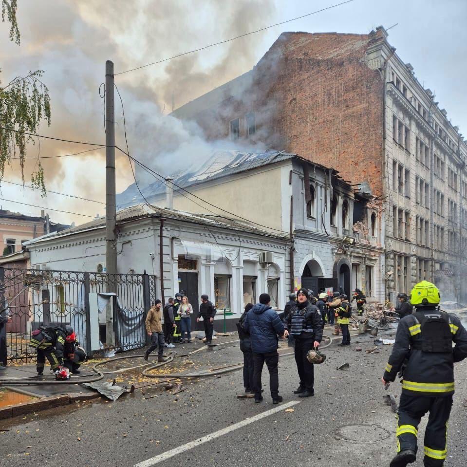 jurgen_nauditt's tweet image. Footage the whole world should see: Children are evacuated after a targeted russian attack on a kindergarten in Kharkiv.

A total of seven people have been injured and one person has died so far.