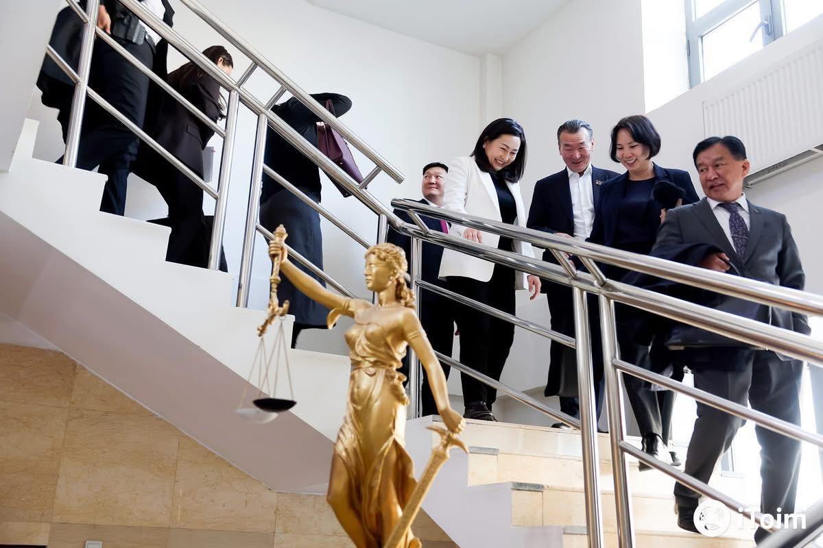 Сайн хараад ав, Үндсэн хууль руугаа нулимж, өөрийн эзнээ хамгаалагсад, ирэх сонгуульд бүгдийг нь аут...