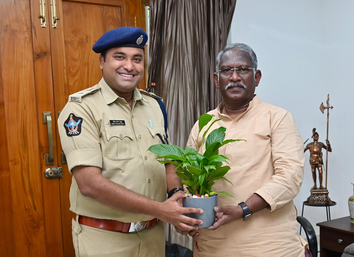 హైకోర్టు న్యాయమూర్తి గారిని మర్యాదపూర్వకంగా కలిసిన జిల్లా ఎస్పీ శ్రీ వి. విద్యసాగర్ నాయుడు, ఐపీఎస్.,

హైకోర్టు  న్యాయమూర్తి శ్రీ బట్టు దేవానంద్ గారిని గుడివాడ ఆయన నివాసంలో జిల్లా ఎస్పీ శ్రీ వి.విద్యాసాగర్ నాయుడు, ఐపీఎస్., గారు మర్యాదపూర్వకంగా కలిసి మొక్కను అందజేశారు.