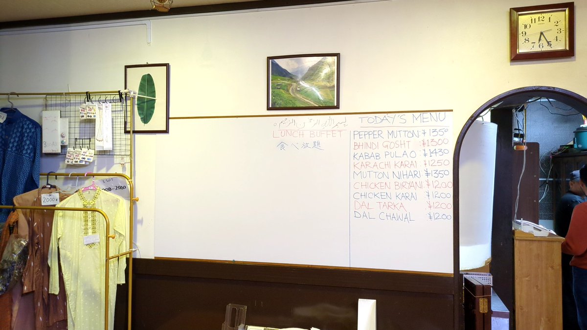 仕事終わりに大人用おむつを購入のミッションを無事終えてメヘマーンサラエに到着。

新たにデカいホワイトボードが設置してありました。