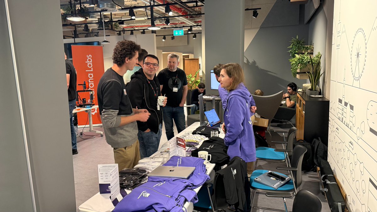 PrometheusIO's tweet image. Huge shoutout to @VictoriaMetrics for sponsoring #PromCon! 🎉
Their booth is loaded with fantastic swag and the team is doing an amazing job engaging and demoing. Make sure to visit them before all the goodies run out! Those purple hoodies are 🔥