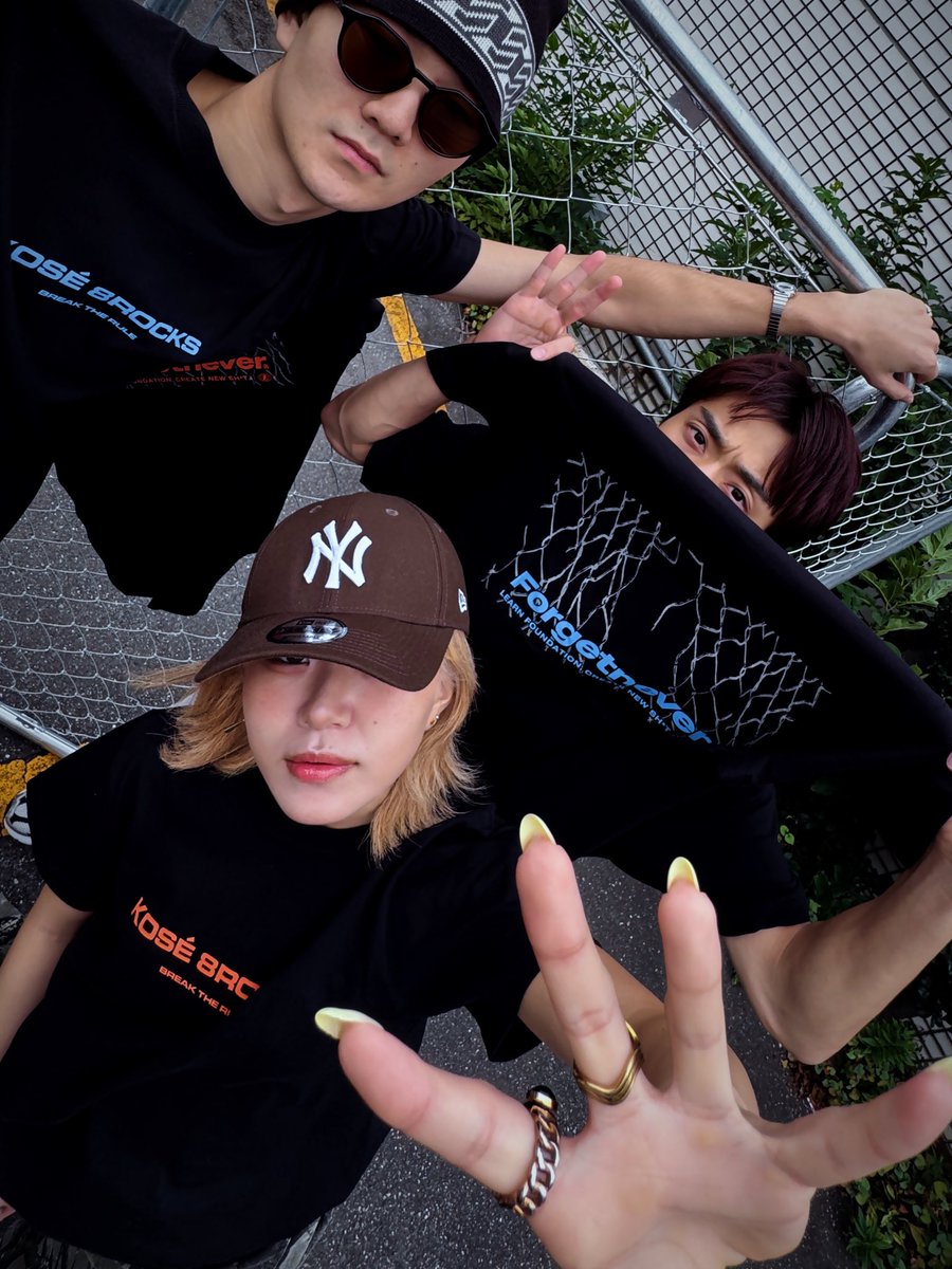 🎱【KOSÉ 8ROCKS×FORGET NEVER】コラボTシャツ発売🔥
「BREAK THE RULE」—破壊から生まれる創造。
10/25(金)17:00よりD.LEAGUE公式アプリで販売開始⚡
BLACK×BLUE／BLACK×ORANGE｜S〜2XL｜¥6,600(税込)
<a href="/kose8rocks/">KOSÉ 8ROCKS（コーセーエイトロックス）</a>