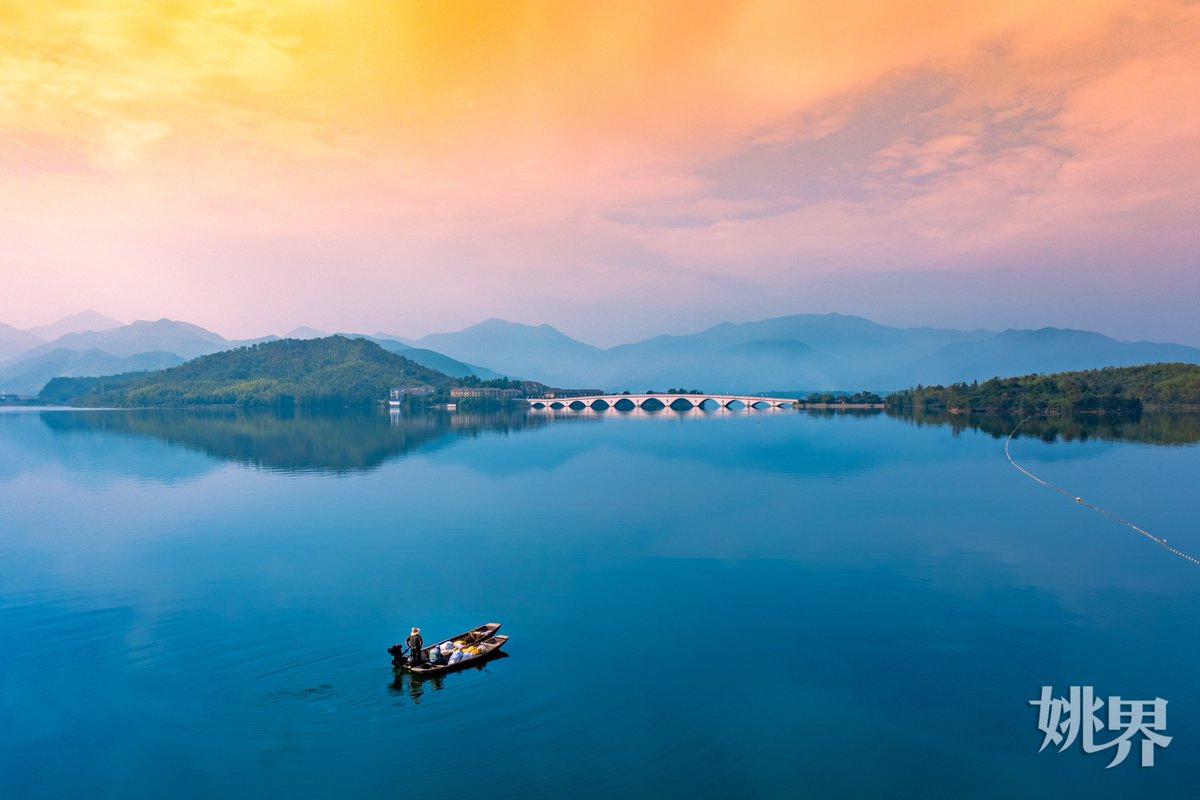 i_yuyao's tweet photo. Siming Lake in all its glory! A serene boat ride on the crystal-clear waters, with majestic mountains and a stunning bridge in the backdrop. The perfect blend of peace and natural beauty. π
π€ #SimingLake #NatureLover https://t.co/hNVIjQzCFY