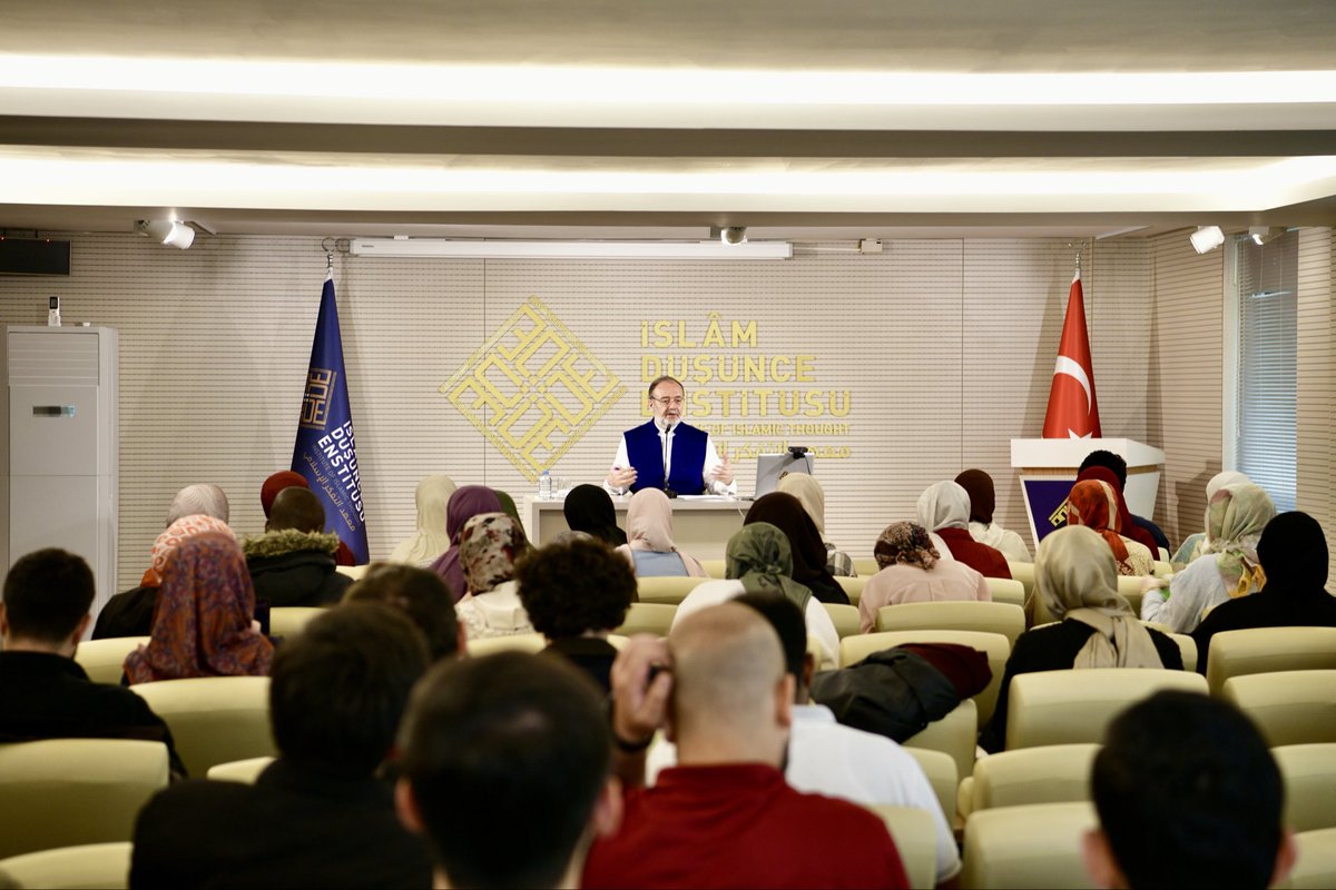 İDE Akademi | İslam Düşüncesinde Usûl ve Metodoloji 

Prof. Dr. Mehmet Görmez hocamız bugünkü dersinde, usûl ve metodolojinin neden zorunlu bir ihtiyaç olduğu hususunu ele aldı. Özellikle usûlün kavramsal çerçevesini oluşturan temel kavram ve terimlerden hareketle, bu alanın