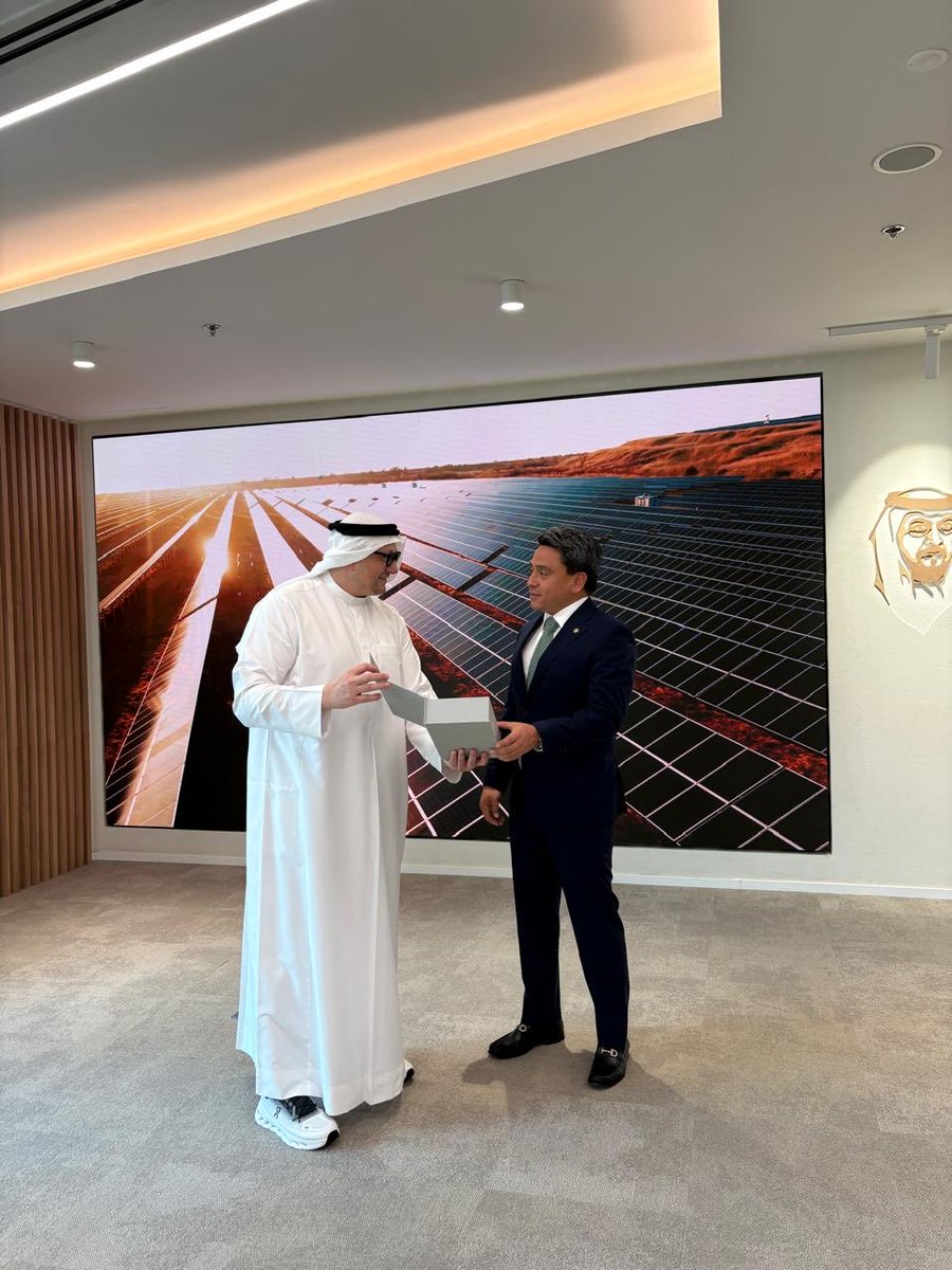 Sostuvimos una productiva reunión con Sr. Mohamed Jameel Al Ramahi CEO de <a href="/Masdar/">Masdar</a>, donde conversamos sobre posibles áreas de colaboración en proyectos de energía renovable y desarrollo sostenible. 🇸🇻🤝🇦🇪

عقدنا اجتماعًا مثمرًا مع السيد محمد جميل الرمحي، الرئيس التنفيذي لشركة