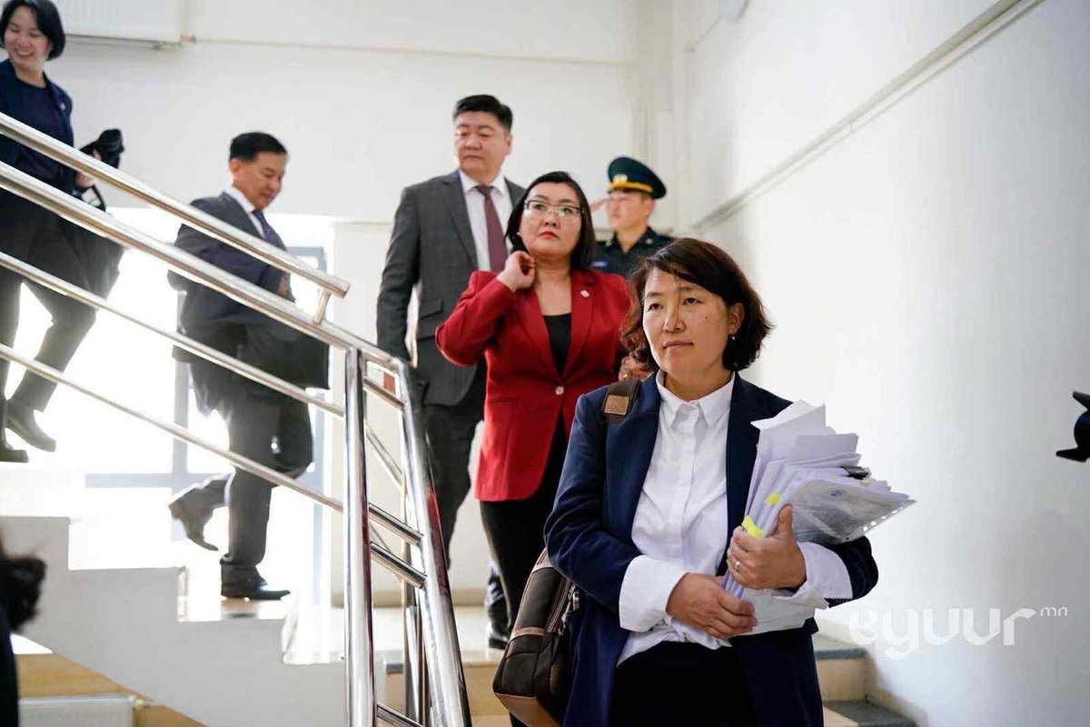 Яаа эд нар нээрээ ямар аархуу яасан омголон юм бэ ллрууд
Нүүрсчиний ивээлд орчихоороо ийм аймар болчихдог юмуу
Үндсэн хуулийн цэцүүдийг бол хүн гэж үзсэнгүй. Ийм хүмүүс Үндсэн хуулийг юу ч гэж тоохгүй нь ойлгомжтой л ллрууд юм байна даа.