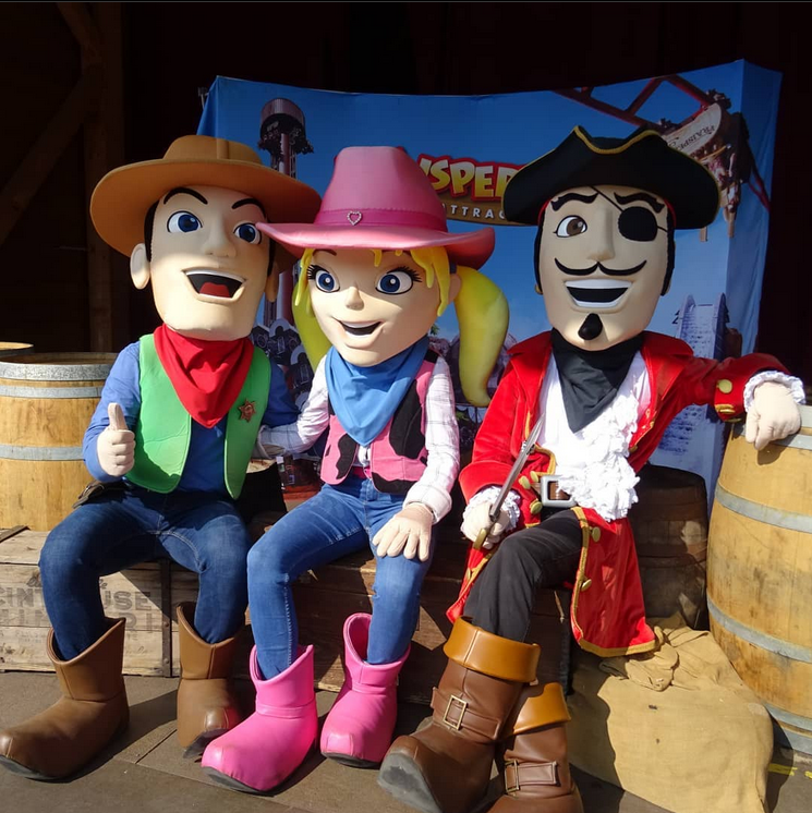 MaMascotte's tweet photo. L'association de deux mondes distincts grâce à nos mascottes. Les pirates et les cow-boys se rassemblent.🎢🤪 Vous voulez une mascotte sur mesure rendez-vous sur https://t.co/kFZ5lovjnb #MaMascotte #Enjoy #ThemePark https://t.co/LHgrUoL1Sg