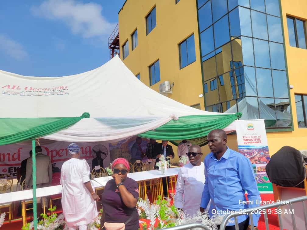 WilliamsEsan's tweet photo. 𝐇𝐀𝐏𝐏𝐄𝐍𝐈𝐍𝐆 𝐍𝐎𝐖!

It’s a season of commissioning and celebration of progress in Ekiti State under Governor Oyebanji’s people-driven leadership as Dr. @Zacch Adedeji, Executive Chairman of the @FIRSNigeria, is about to commission the Ekiti State Revenue House.

#BAOat3 https://t.co/u507nzQpB3