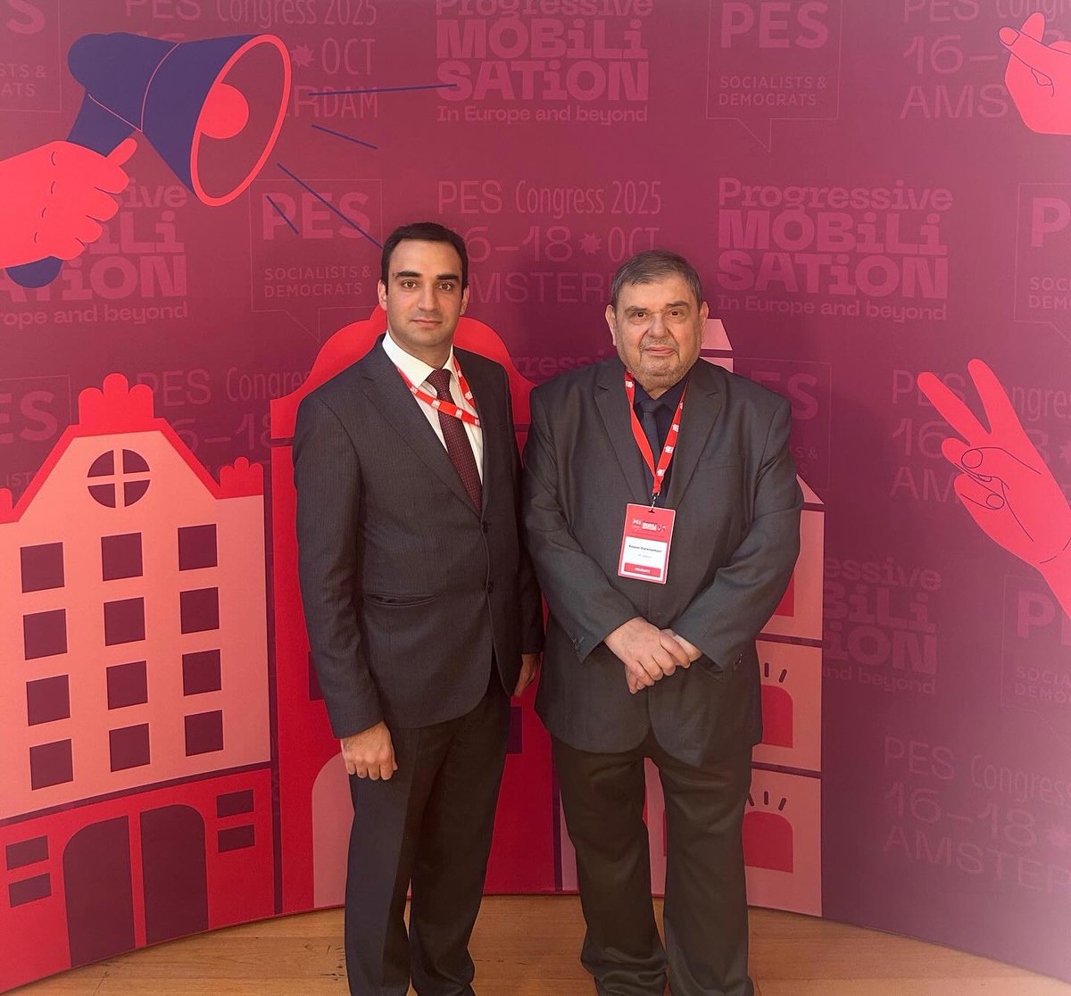 Ghukasyan Gevorg
PES-ի վերջին կոնգրեսի վերջին օրը մեզ մոտեցավ հունական PASOK-ի առաջնորդ Նիկոս Անդրուլակիսը, թևանցուկ եղավ ընկեր Գասպարին և դիմելով մեր պատվիրակությանն ասաց. «Դուք պետք է երջանիկ լինեք, որ նրան ունեք»։