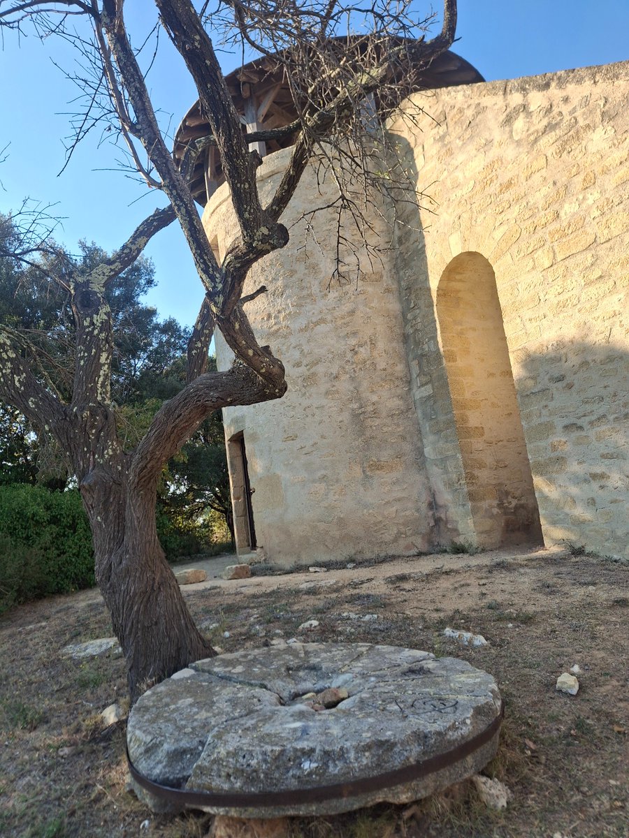 Frédérique CHAMAYOU, écrivaine (@chamayouecrit) on Twitter photo 📷Aigues-Vives (30) : moulin à vent restauré et capitelle.🌸 📷Aigues-Vives (30) : moulin à vent restauré et capitelle.🌸