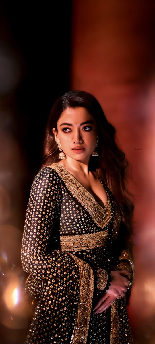 KParakala72698's tweet photo. 😏 #RashmikaMandanna is lucky her co-star is #AyushmannKhurrana‼️ #Thama
If it were #VarunDhawan, things might’ve gone too far “in the name of fun” 💯
#BollywoodBuzz #CelebrityTalk #TollywoodMeetsBollywood #FunOrFail https://t.co/phPXCtkhXp