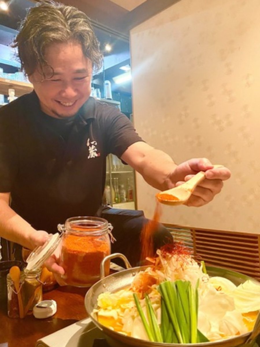 店主ジョーです😊悪い顔してるでしょう？
ようやく秋らしくなってきましたね！
肌寒くなってくるともつ鍋シーズンの到来です♪

これまでの10種類のもつ鍋に加えて夏季限定「辛味噌もつ鍋」をレギュラーメニューに追加しました。11種類コンプリートしてみませんか？😁

ご予約お待ちしております🙇