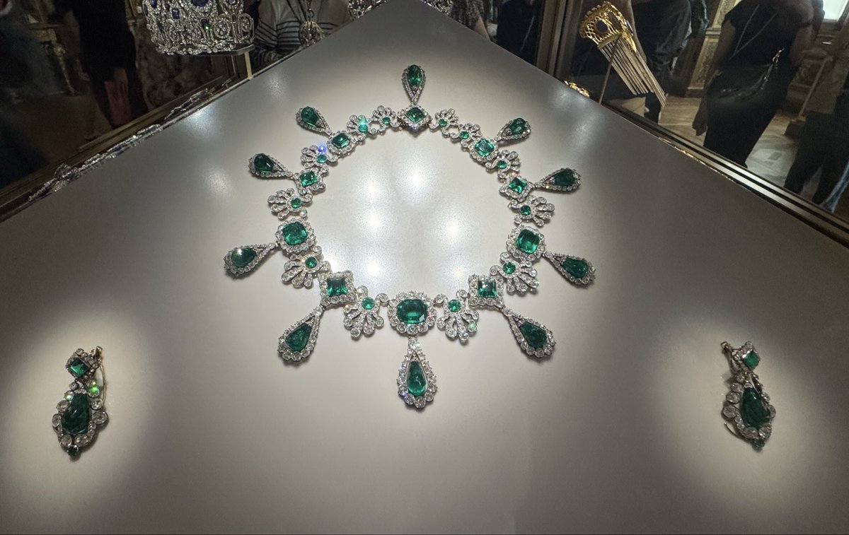 ちょうど先月パリに行っていたからルーブル美術館の盗まれた宝石を見たばかり