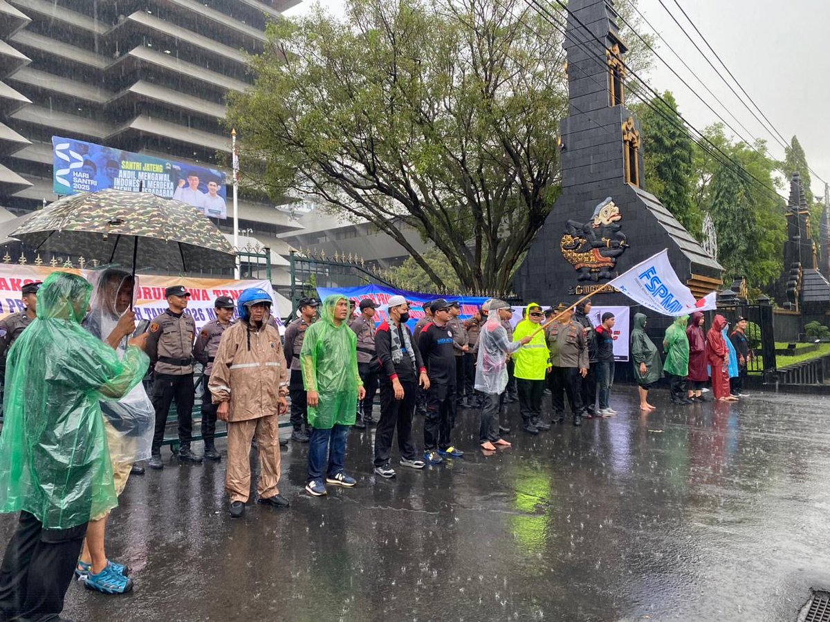 Polrestabes Semarang Kawal Aksi Buruh di Tengah Hujan dengan Humanis dan Sigap . Rabu (22/10/2025), di depan Kantor Dinas Tenaga Kerja dan Transmigrasi (Disnakertrans) Provinsi Jawa Tengah serta halaman Kantor Gubernur Jateng, Jalan Pahlawan, Kota Semarang.