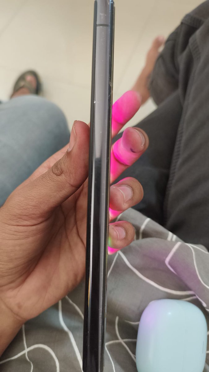 sohel_33293's tweet image. Hey @SamsungIndia  @SamsungMobile 
My friend bought a Galaxy S23 Ultra for ₹71,000 last December  and now the screen’s filled with green &amp;amp; pink lines. No drop, no damage. 
Just your “PREMIUM” display dying on its own.
Flagship? More like fragship💀
#SamsungShame #GreenLineIssue